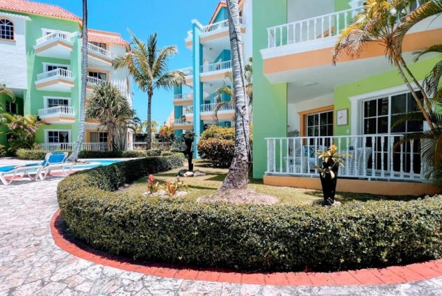 Pool View, Walk to Beach, Shops, Dining, Fast Wifi 3★ 8 (дней)